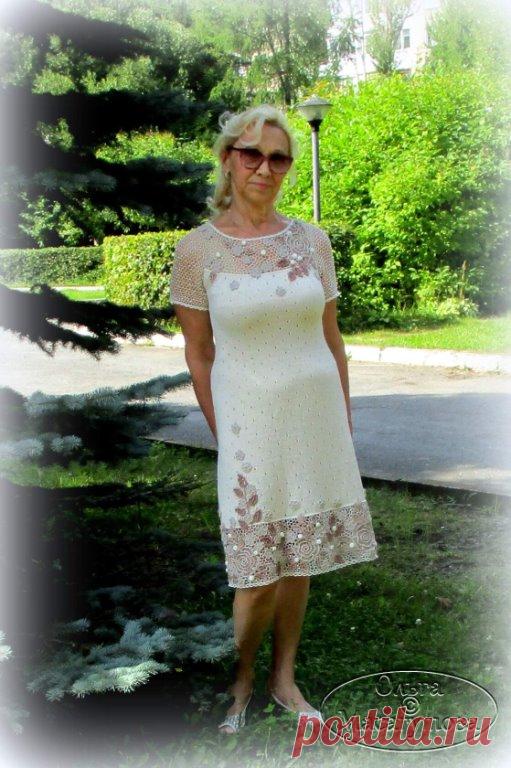Цветочный беж...
Ну вот и закончила, наконец, платье. И даже успела сфотографировать его на улице (лето, к счастью, продолжается). Верх я уже показывала здесь https://ok.ru/group57483380719661/topic/152022660952109 , теперь платье целиком. Внизу широкая полоса (16 см), как и кокетка, связана в технике ИК из тех мотивов, только расположены они более плотно (чтобы меньше просвечивало)