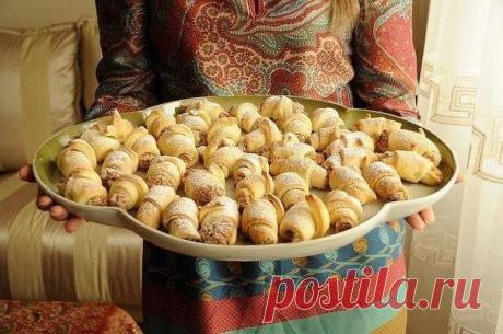 МУТАКИ МУТАКИ

Отличный десерт из азербайджанской кухни.
Тесто:
Мука – 3 стакана
Замороженное масло – 200 гр
Яичный желток – 2 шт
Сметана – 200 гр
Щепотка соли
Муку просеять в миску, натереть туда же замороженное сливочное масло, всё это хорошо перемешать. Вбить в полученную массу два желтка, сметану и щепотку соли, замесить некрутое тесто. Свернуть полученное тесто в шар, завернуть в плёнку и отложить минимум на 1 час в холодильник.
Начинка:
Грецкие орехи – 200 гр
Сахар –...