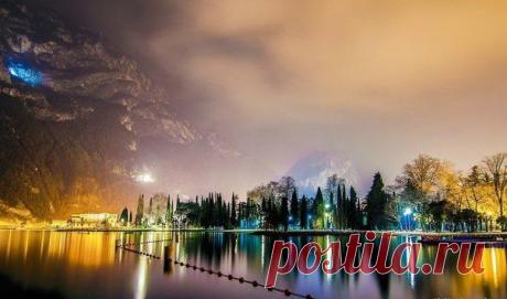 Озеро Гарда вечером, Италия