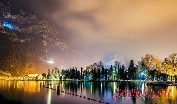 Озеро Гарда вечером, Италия