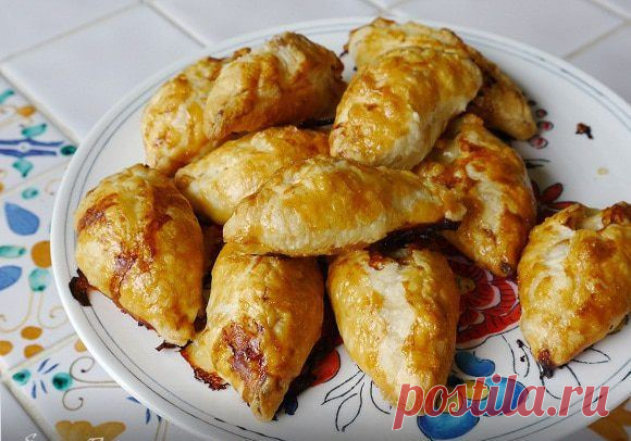 Хрустящие пирожки с мясом  Лепить пирожки меня учила бабушка, главное в ее технике — уместить как можно больше начинки, форма же может быть и треугольной, и круглой, как вам больше нравится. Горчицу добавляйте не...