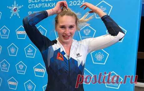 Чемпионка Спартакиады бобслеистка Дудкина рассказала об отличиях управления конем и бобом. 23-летняя атлетка пришла в бобслей из конного спорта