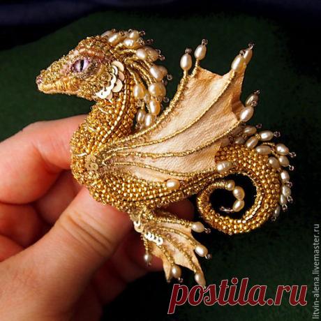 Купить Брошь дракон "Марго". Брошь бисер. Вышитый дракончик. Золотой дракон - брошь, брошка