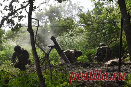 Стало известно о выводе ВСУ войск из населенного пункта в Запорожской области. Вооруженные силы Украины неожиданно прекратили бои за населенный пункт Пятихатки и отступили. О выводе войск из этого поселка в Запорожской области стало известно из публикации Telegram-канала «Военкоры Русской Весны». Командование сочло попытку прорыва на этом направлении бесперспективным.