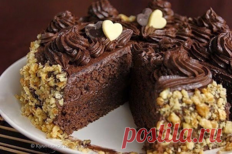 Шоколадный торт по госту 

 Ингредиенты:

Для бисквита:
яйца 5 шт.
сахар 125 гр.
мука 125 гр.
какао 1 ст.л.

 Для крема:
сгущенное молоко вареное 200 гр.
масло сливочное 200 гр.
какао 50 гр.
масло растительное 10 гр.

 Для сахарного сиропа:
сахар 75 гр.
вода 75 мл.
коньяк 20 мл.

 Приготовление:

1. Яйца взбить с сахаром добела. Добавить просеянную муку с какао.
Перемешать аккуратно. 
2. Вылить в форму и печь при 180 С до сухой спички (я теста делала пол нормы, форму брала...