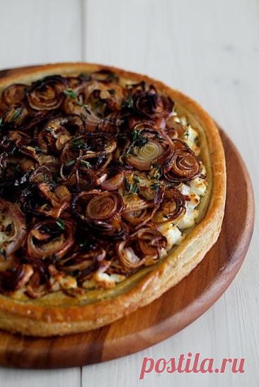 ​Пирог с луковой начинкой