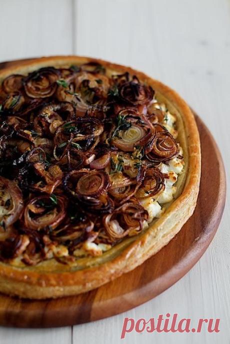 ​Пирог с луковой начинкой