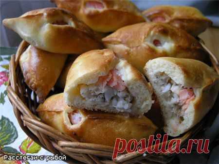 Русское застолье. Расстегаи с рыбой..