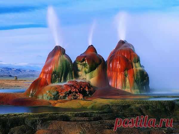 Живописный гейзер Флай (Fly Geyser) расположен неподалеку от городка Gerlach,штат Невада на территории частного ранчо Флай.