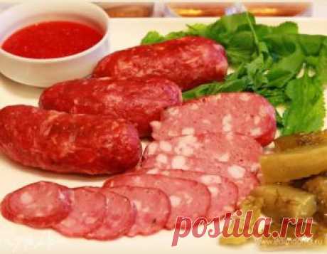 Колбаса рубленая. Ингредиенты: свинина нежирная, говядина, сало Немножко расскажу о самом процессе правильного приготовления такой колбасы. Есть несколько нюансов. 1. У меня в рецепте два раза указана соль. Так вот, под солью скрывается нитритная соль — продается в специализированных магазинах для колбасников, или через интернет можно купить. Можно обойтись и без нее, но вы потеряете во вкусе. Немного, но все-таки:-) Вторая соль — соль крупного помола. Соотношение этих сол...