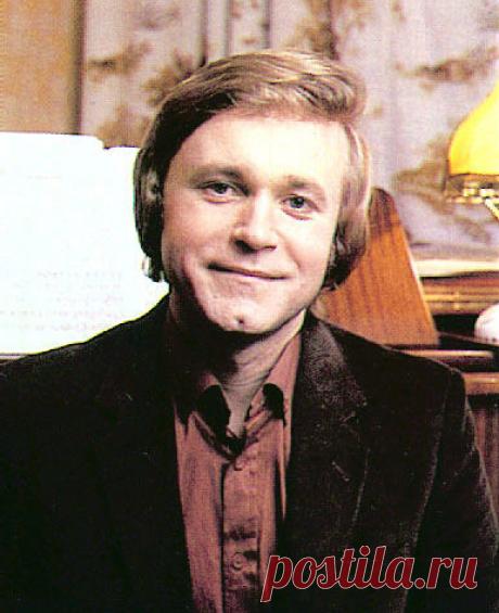 Евге́ний Григо́рьевич Марты́нов (22 мая 1948 — 3 сентября 1990) — советский эстрадный певец и композитор, старший брат композитора Юрия Мартынова.    Лауреат Всесоюзного конкурса исполнителей советской песни в Минске, 1973 г.
Лауреат X Всемирного фестиваля молодёжи и студентов, Берлин, 1973 г.
Гран-при международного конкурса эстрадных песен «Братиславская лира», Братислава, 1975 г., (впервые на конкурсе победил представитель СССР)
Серебряная медаль на международном конкур...