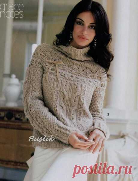 серый джемпер.