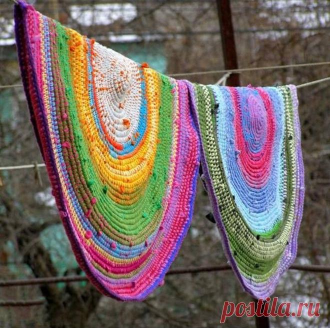 ​Бабушкины коврики Бабушкины коврикиОт них так и веет уютом и чем-то очень родным.Для их изготовления достаточно старых вещей, нарезанных на полосы.Творите и будьте счастливы, наши дорогие.