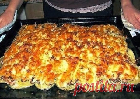 Мясо по-французски" из куриного фарша.Безумно вкуснo!! Быстро, легко и ОЧЕНЬ вкусно! Рецепт совсем простой. !!
Ингредиенты:
Фарш куриный — 300 Грамм
Шампиньоны — 500 Грамм
Луковица — 2-3 Штук
Сыр — 300 Грамм
Картофелина — 3-5 Штук
Соль, перец — - По вкусу Количество порций: 3-4
Приготовление:
1.Лук чистим, нарезаем тонкими кольцами и выкладываем на слегка смазанный маслом противень.
2.Картофель чистим, нарезаем тонкими ломтиками и выкладываем на лук.
3.Картофель солим и перчим, выкладываем на