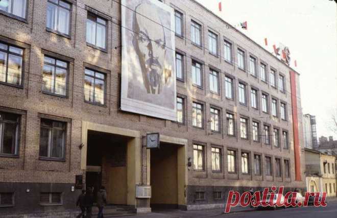Курская улица.
Проходная завода "Союз".
1981 г.