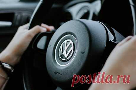 В России почти закончились новые авто Volkswagen и Kia. В России почти не осталось новых автомобилей массовых европейских и корейских брендов — Volkswagen, Kia, Skoda, Renault, Hyundai и Toyota. Хуже всего ситуация с немецкими марками, особенно премиального и люксового сегментов — Audi, Volkswagen (модель Touareg), BMW и Mercedes-Benz.