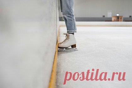 Тренер по фигурному катанию дала семь советов новичкам на катке. Тренер по фигурному катанию Татьяна Шилина дала семь советов новичкам на катке, а также тем, кто давно не вставал на коньки. Специалист отметила важность выбора правильных коньков. По ее словам, они должны соответствовать размеру, но иметь запас в пять миллиметров. Кроме того, Шилина посоветовала тепло одеваться.