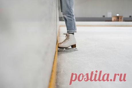 Тренер по фигурному катанию дала семь советов новичкам на катке. Тренер по фигурному катанию Татьяна Шилина дала семь советов новичкам на катке, а также тем, кто давно не вставал на коньки. Специалист отметила важность выбора правильных коньков. По ее словам, они должны соответствовать размеру, но иметь запас в пять миллиметров. Кроме того, Шилина посоветовала тепло одеваться.