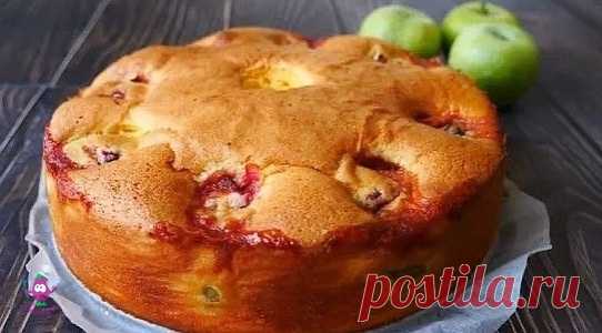 НАЙДИТЕ ОТЛИЧИЕ ОТ ШАРЛОТКИ!!!
1 - еще вкуснее...
2 - ...

Готовится на раз-два)

Ингредиенты:
-2 яйца
-250 мл сахара
-1 ч. ложка соды
-0.5 стакана растительного масла (можно меньше)
-2 стакана муки
-1 стакан молока
— ванuлин
-фрукты

Приготовление:
Муку перемешиваем с содой. Взбиваем яйца с сахаром, добавляем масло, молоко, ванuлин и муку. Форму смазываем маслом и посыпаем мукой. Выливаем тесто в форму. Сверху выкладываем фрукты. Можно использовать как свежие, так и замор...