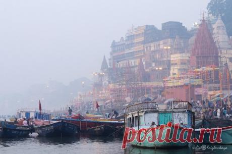 Раннее утро в священном городе Бенарес (Варанаси), Индия. Автор фото — Юлия Крижевская: nat-geo.ru/photo/user/162522/