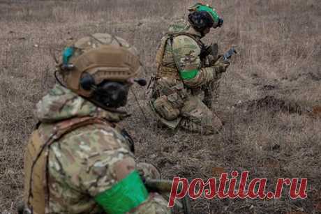 ВСУ сбросили взрывное устройство у избирательного участка в Запорожской области. Вооруженные силы Украины сбросили снаряд с дрона у избирательного участка в селе Благовещенка в Запорожской области. Об этом сообщила председатель участковой избирательной комиссии №511 Наталья Рябенькая. По ее словам, инцидент произошел в субботу, 16 марта, в 7:00 по московскому времени.