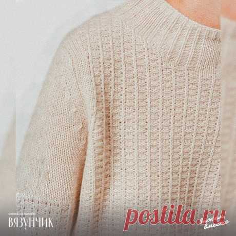 Джемпер с рельефным узором

Цвет джемпера находится в гармонии с узором, занимающего большую часть полотна. Лёгкий теплый тон отражает настроение джемпера, его сущность, окутывает спокойный, монотонный узор ноткой женственности. В тёмных и суровых цветах модель может показаться слишком строгой, даже немного холодной, как тротуарная плитка. Почему-то у меня возникли именно такие ассоциации.

Раппорт узора по ширине — 3 петли, по высоте — 4 ряда. Мне кажется, здесь не нужно ...