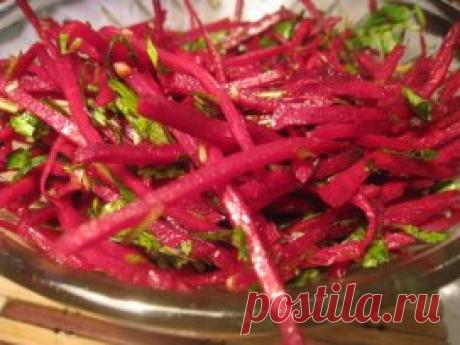 САЛАТЫ ПО-КОРЕЙСКИ: 5 РЕЦЕПТОВ🍅
1. Морковь по-корейски
ИНГРЕДИЕНТЫ:
● 500 г крупной сочной моркови
● 1 столовая ложка соли
● 3 столовые ложки растительного рафинированного масла
● 2 луковицы
● 2 столовые ложки уксуса
● 2 столовые ложки приправы для корейской моркови
ПРИГОТОВЛЕНИЕ:
Морковь по корейски получиться вкуснее, если для ее приготовления мы возьмем сладкий сочный сорт (например «карателька»). Морковь нужно тщательно вымыть, очистить, разрезать на 2 части вдоль и н...