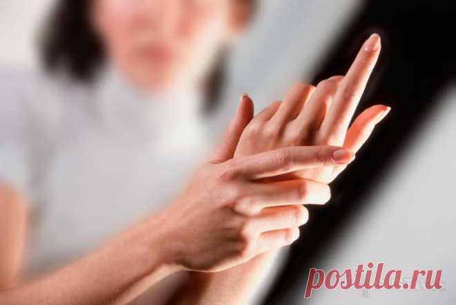 Немеет левая рука: причины и что с этим делать
