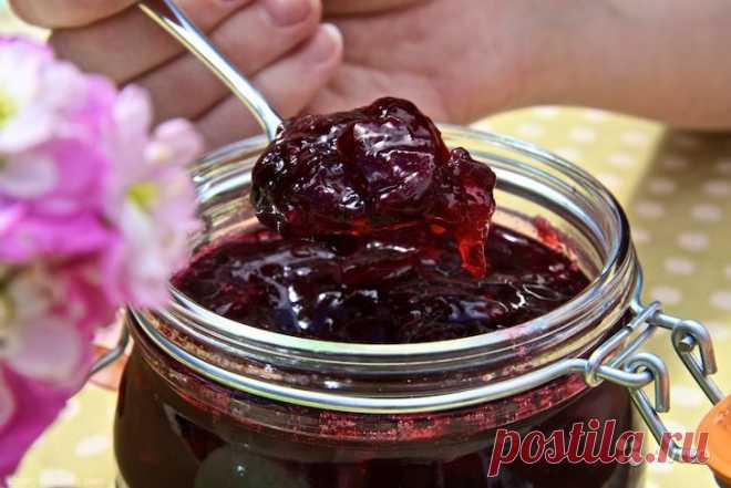 Джем из вишни: как правильно готовить вишневый джем + 4 рецепта джема из вишни 
Джем из вишни - общее описание
Вишня славится антиоксидантом антоцианином. Собственно, именно он придает ей красно-бордовый цвет. Вишня, свежая и консервированная, полезна при подагре, проблемах серд…