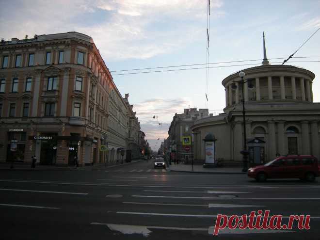 Невский проспект, улица Восстания  и станция метро "Площадь Восстания".