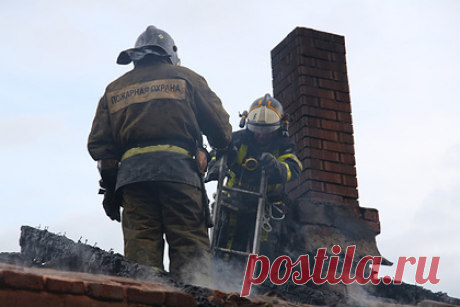 Пьяный россиянин сжег дом бросившей его пенсионерки. В Тюменской области пьяный россиянин сжег дом 70-летней пенсионерки, которая его бросила. Об этом рассказали в пресс-службе Исетского районного суда. Там заявили, что 45-летний мужчина поджег дрова и резину, которые принес в дом пенсионерки. В результате пожара сгорели само жилое здание и надворные постройки.