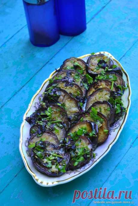 Пикантная закуска из баклажанов с чесноком и зеленью • Закуски