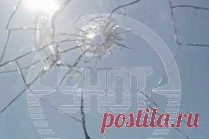 Жительница Белгорода сняла на видео выбитые после взрыва окна в квартире. Жительница Белгорода сняла на видео окна в квартире, выбитые после взрыва в районе улицы Щорса. На кадрах показаны треснутые окна и подоконник, усыпанный кусками стекла. По данным Shot, осколки побили окна в домах, находящихся в радиусе около 200-300 метров от предполагаемого места взрыва.