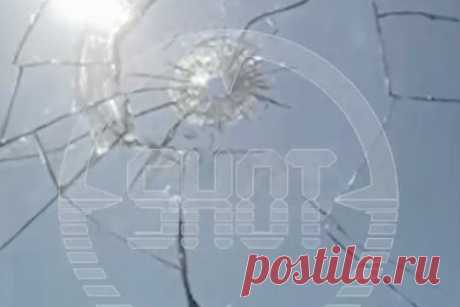 Жительница Белгорода сняла на видео выбитые после взрыва окна в квартире. Жительница Белгорода сняла на видео окна в квартире, выбитые после взрыва в районе улицы Щорса. На кадрах показаны треснутые окна и подоконник, усыпанный кусками стекла. По данным Shot, осколки побили окна в домах, находящихся в радиусе около 200-300 метров от предполагаемого места взрыва.