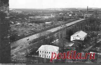 Старый военкомат

Вдоль реки Березовец располагалась Березовская слобода, которая в 1784 сменила название на Набережную Березовца. В XX веке была переименована в Оборонную, так как до революции неподалёку находилось здание Дмитровского воинского присутствия, позднее известное как «старый военкомат».

Этот дом XIXв, стоявший на учете как дом Фуфаевых, сгорел в 2004 г.