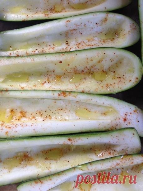 Кабачки в духовке - рецепты c фото пошагово быстро и вкусно с фаршем, помидорами, сыром и чесноком, баклажанами, лодочки из кабачков. Диетические рецепты запеченных в духовке кабачков с овощами