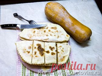 Чеченские лепешки с тыквой (Хингалш) . Рецепт с фото Способ приготовления лепешек схож со многими кавказскими лепешками - обжарка на сухой сковороде. Но эти лепешки отличаются конечной обработкой, а именно «купание» в горячей воде и только затем промасливание. Их делают как сладкими, так и острыми, солеными. Мне нравится с тыквой, когда она остренькая, поэтому готовим с перцем. К готовым лепешкам с тыквой можно подать сметану.
