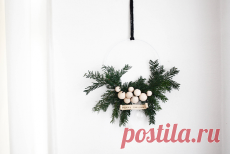 Привет из Скандинавии! Этот простой венок из веток ели и деревянных шариков создаст в доме новогоднюю атмосферу. Инструкция &gt;&gt;