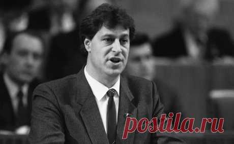Умер последний глава комсомола СССР Владимир Зюкин. Зюкин был первым секретарем ЦК ВЛКСМ с 1990 по 1991 год. После распада СССР бывший глава комсомола ушел в бизнес