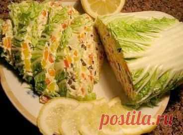 Необычная закуска «Пекинская мозаика». Очень вкусная и безумно красивая закуска из пекинской капусты с сырной начинкой не требует много времени на приготовление! Рецепт тут - http://dom.cheftips.ru/neoby-chnaya-zakuska-pekinskaya-mozaika/