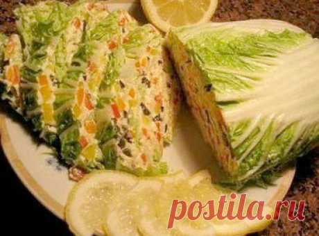 Необычная закуска «Пекинская мозаика». Очень вкусная и безумно красивая закуска из пекинской капусты с сырной начинкой не требует много времени на приготовление! Рецепт тут - https://dom.cheftips.ru/neoby-chnaya-zakuska-pekinskaya-mozaika/