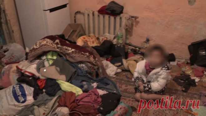 Полицейские Атырау посетили дом в пригородном Химпосёлке, где в кучах мусора жили трое маленьких детей. Привести жилье неблагополучной семьи в порядок им помогли волонтёры.