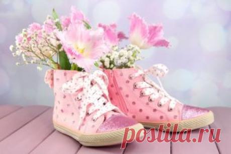 14 хитростей с обувью | Женские секреты Обувь — это вещь, на которой нельзя экономить. Естественно, потратив на обувь приличную сумму, хочется, чтобы она служила дольше. В этом нет ничего зазорного, и лучше носить одну хорошую пару обуви несколько лет, чем менять каждый сезон, покупая более дешевые, но менее качественные туфли или сапоги. В этой статье мы расскажем, как правильно и эффективно ухаживать за новой парой обуви без …