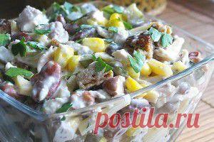 Салат с курицей, овощами и сыром