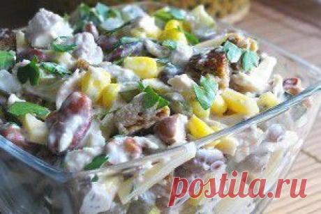 Салат с курицей, овощами и сыром