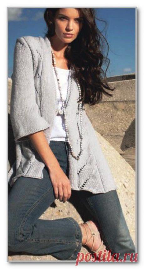 Вязание спицами. Женские модели. Однотонный расклешенный жакет с ажурными косами и рукавами 3/4. Размеры: 36/38 (40/42) 44/46