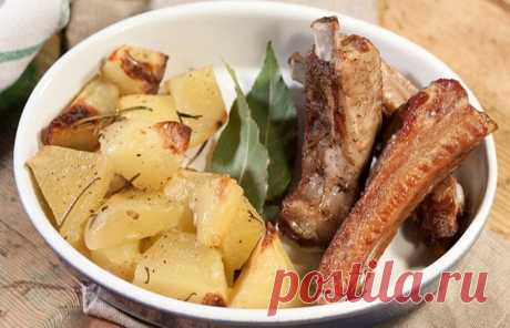 Запеченные свиные ребра с картошкой
Лучший рецепт вкуснейших свиных ребер, запеченных в духовке с ломтиками картошки, лавровым листом и веточками розмарина.