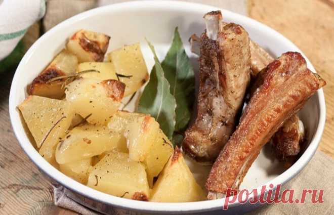 Запеченные свиные ребра с картошкой
Лучший рецепт вкуснейших свиных ребер, запеченных в духовке с ломтиками картошки, лавровым листом и веточками розмарина.