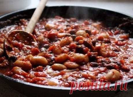 ТОП-7 блюд для будничного ужина
 

1. Фасоль с беконом в томатном соусе

Ингредиенты:

Консервированная фасоль — 200 г
Бекон — 100 г 
Томатный соус — 250 г
Оливковое масло — по вкусу
Соль, черный перец — по вкусу

Приготовление:

Обжарить фасоль и бекон на оливковом масле, затем добавить томатный соус, черный перец и соль (также можно добавить паприку и базилик). Тушить смесь несколько минут.

2. Паста с тунцом и шпинатом

Ингредиенты:

Паста — 250 г 
Консервированный туне...