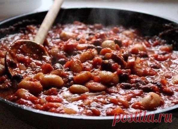 ТОП-7 блюд для будничного ужина
 

1. Фасоль с беконом в томатном соусе

Ингредиенты:

Консервированная фасоль — 200 г
Бекон — 100 г 
Томатный соус — 250 г
Оливковое масло — по вкусу
Соль, черный перец — по вкусу

Приготовление:

Обжарить фасоль и бекон на оливковом масле, затем добавить томатный соус, черный перец и соль (также можно добавить паприку и базилик). Тушить смесь несколько минут.

2. Паста с тунцом и шпинатом

Ингредиенты:

Паста — 250 г 
Консервированный туне...